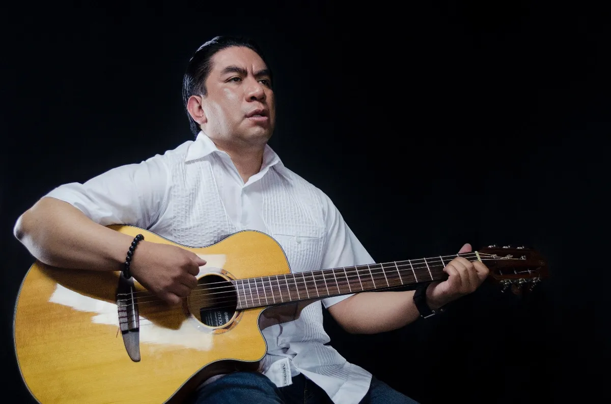 Pedro Almazán trae libro y disco bajo el brazo