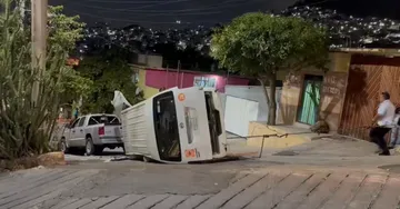 Vuelca combi en Tlalnepantla, uno de los heridos perdió la pierna [VIDEO]