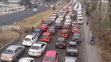 Se encuentran varados a cientos de automovilistas.