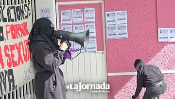 Marcha 25N en Toluca; colectivos tapizan Centro de Justicia para las Mujeres