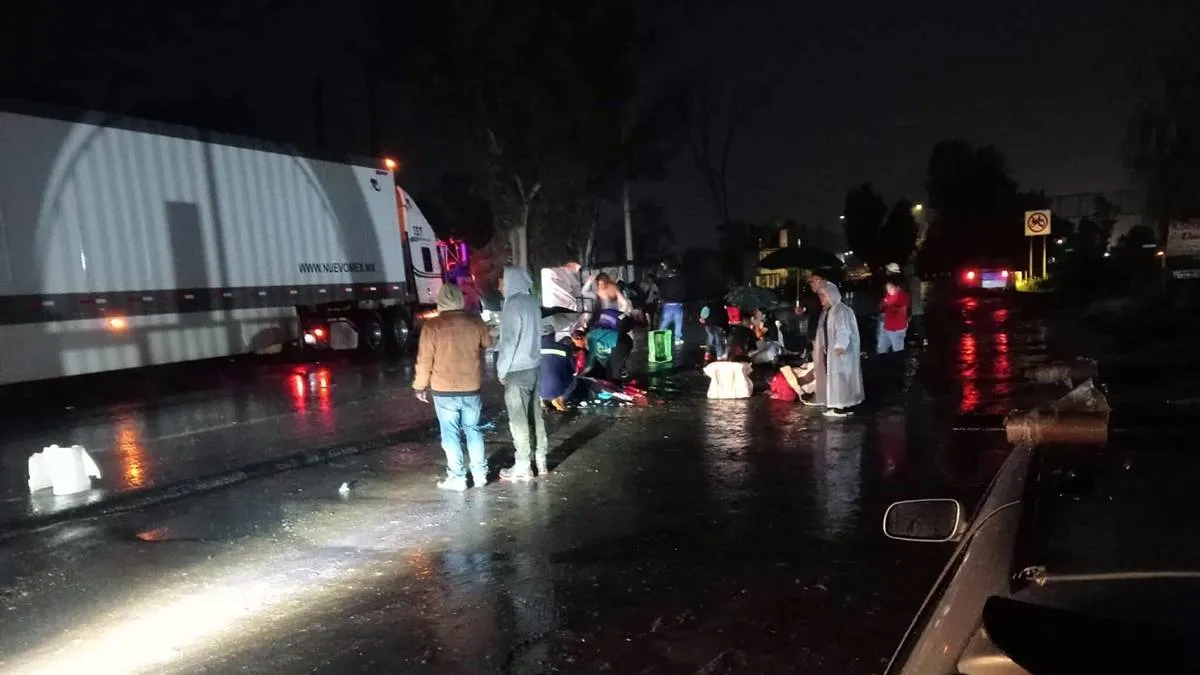 Tráiler derrama químicos sobre la autopista Toluca- Atlacomulco