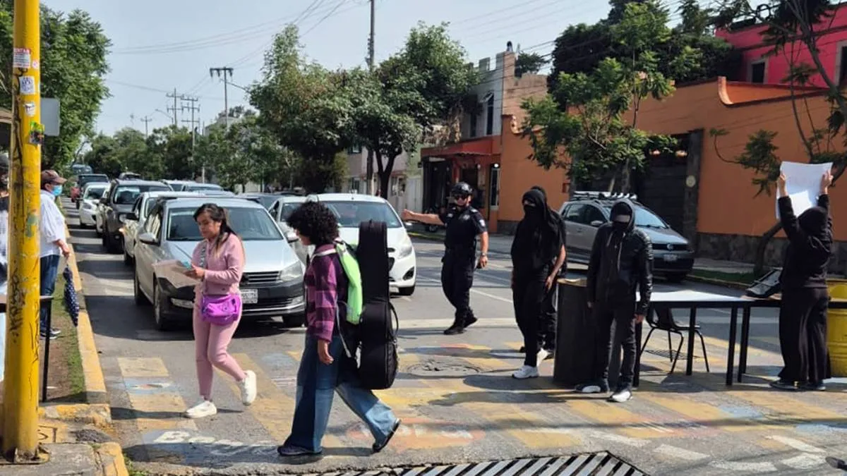#Potrogate Facultad de Lenguas exigen renuncia de su directora