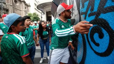 Aficionados forman largas filas para ingresar al Fan Fest del Zócalo en medio de una importante aglomeración.
