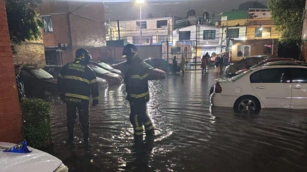 Calzada Ignacio Zaragoza quedó bajo el agua tras lluvias