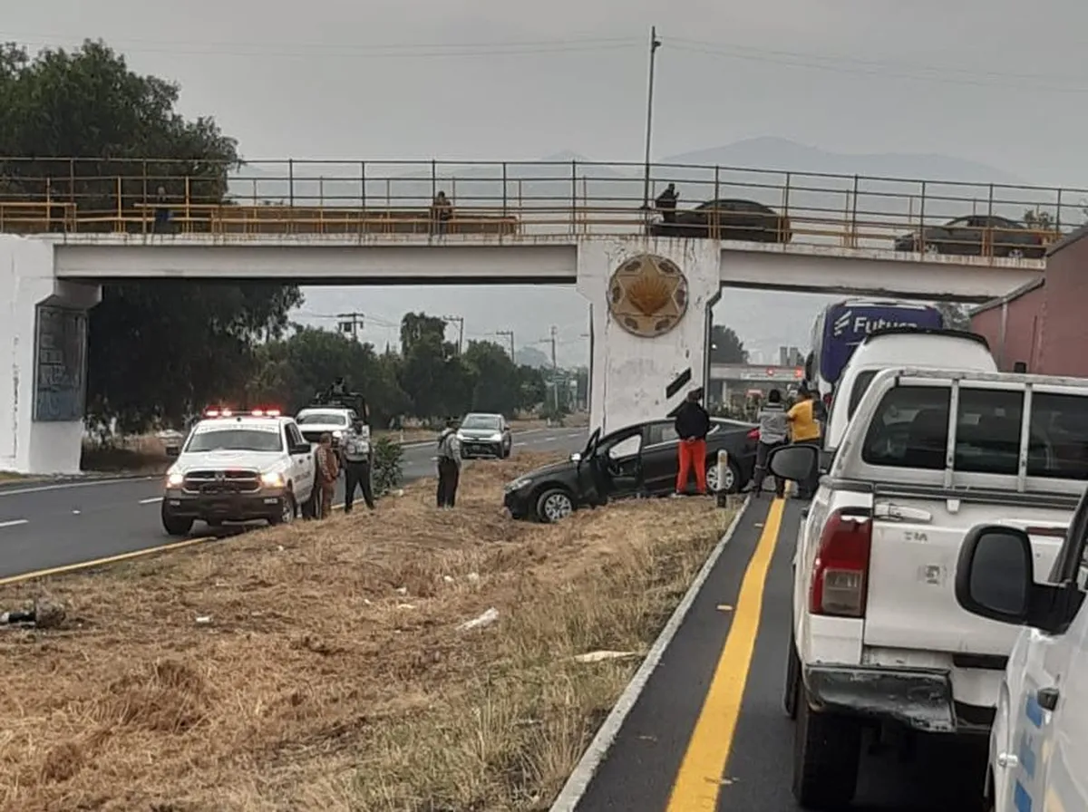 Ante la congestión, algunos automovilistas han intentado cruzar el camellón central para salir del tráfico.
