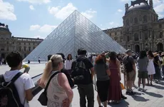Turistas en largas filas esperaban información sobre la insólita interrupción de las actividades en el recinto.