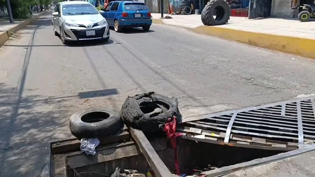 Vecinos de Chimalhuacán reparan coladeras por falta de atención de autoridades
