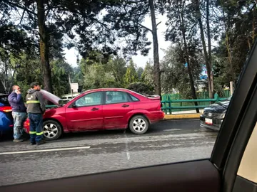 Reportan auto descompuesto sobre Paseo Tollocan rumbo a CDMX