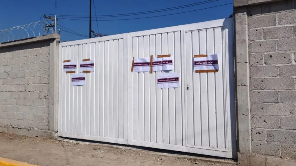 Vecinos de Tultitlán colocan placas con nombres críticos en calles de Fimesa como protesta