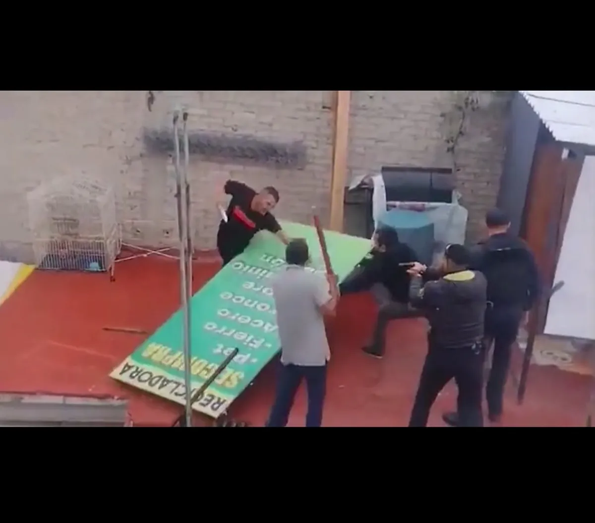 Un hombre que presuntamente había robado en una calle de la alcaldía Gustavo A. Madero fue grabado en su intento de fuga en una azotea con un cuchillo amenazando con atacar a policías de la Secretaría de Seguridad Ciudadana (SSC). Foto: Captura