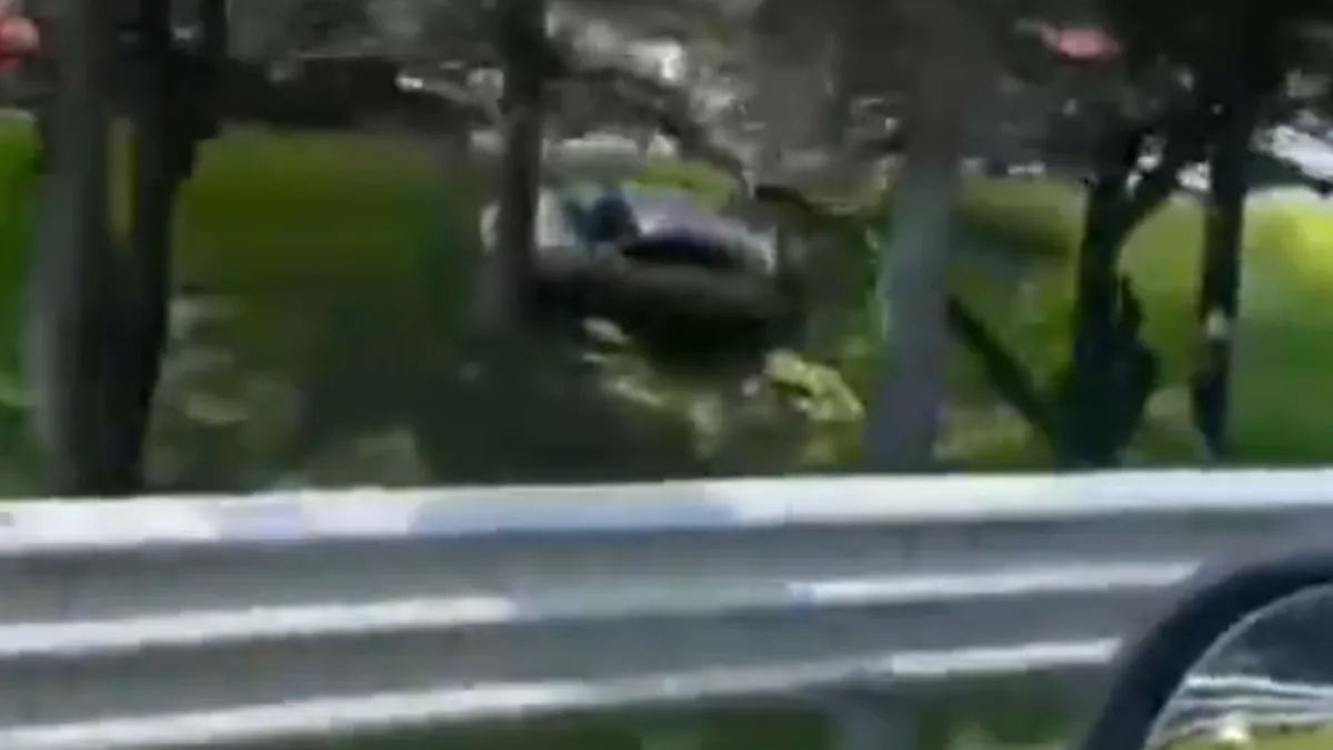 ¡URGENTE! Auto cae al camellón en Paseo Tollocan