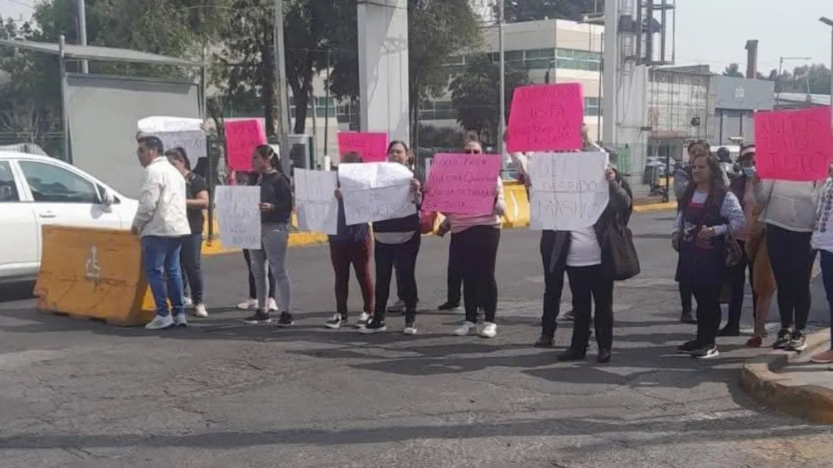 Protestan trabajadores del DIF Tlalnepantla por despidos injustificados en Valle Dorado.