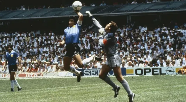 ¡Subastarán balón de oro de México 86 de Maradona!