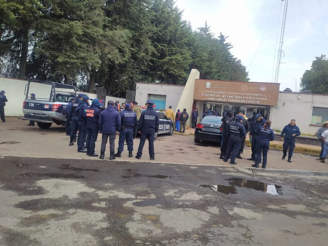 Comerciantes detienen a 21 personas señaladas como extorsionadores en Tianguistenco