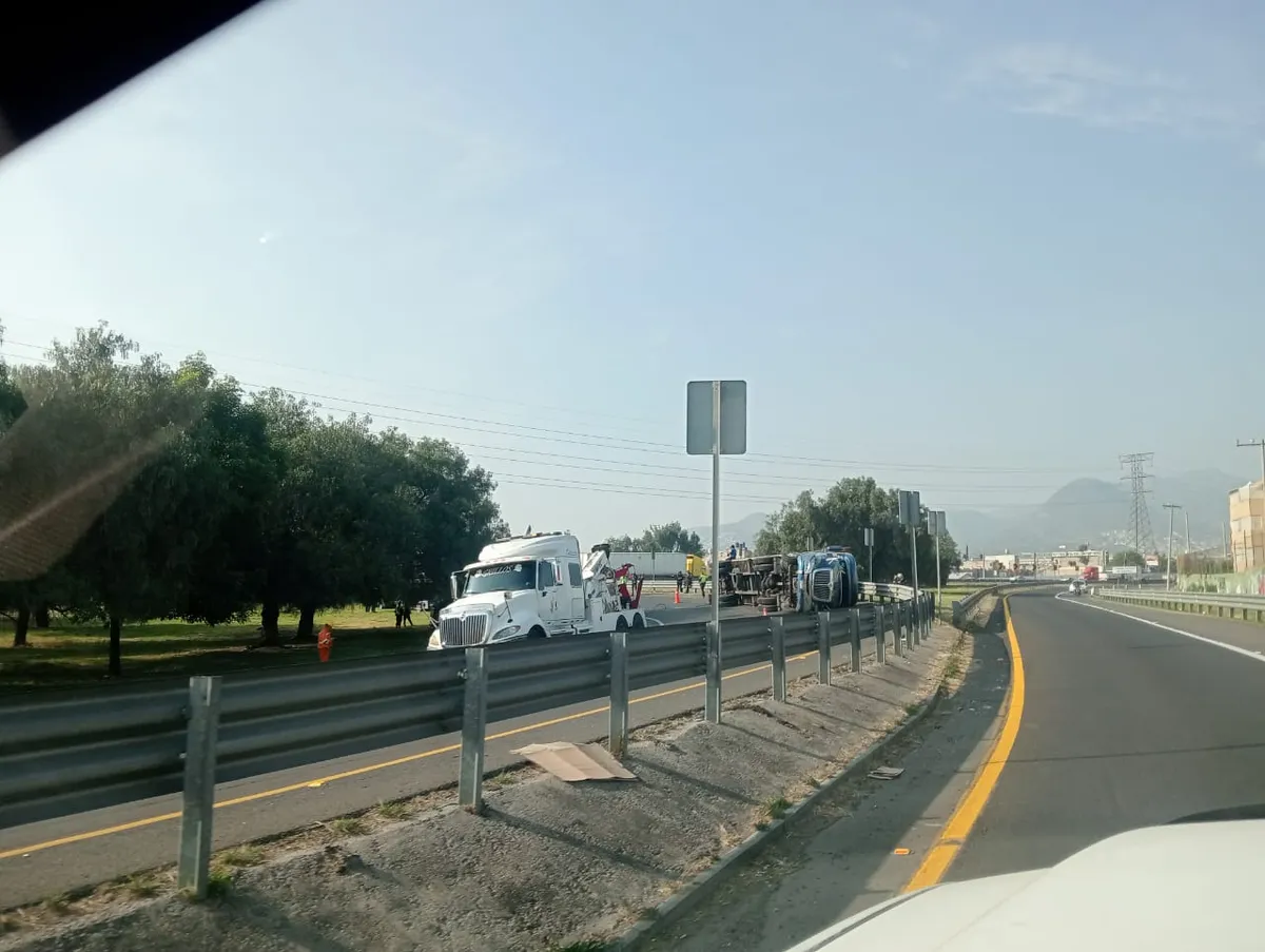 Las labores se extendieron hasta pasado el mediodía, lo que generó un embotellamiento.