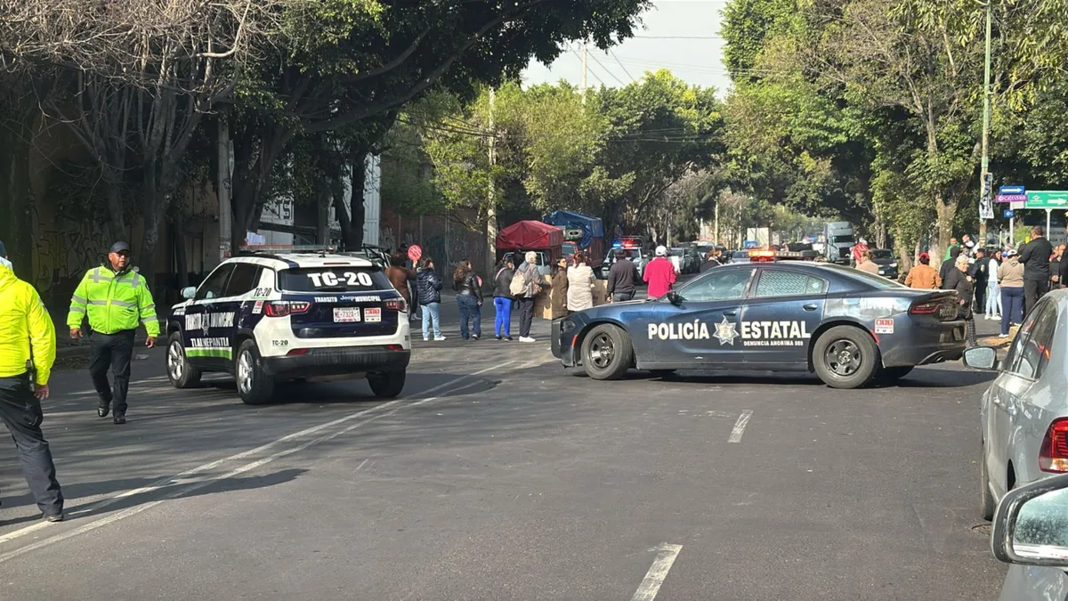 Habitantes cierran calle por falta de agua en Tlalnepantla