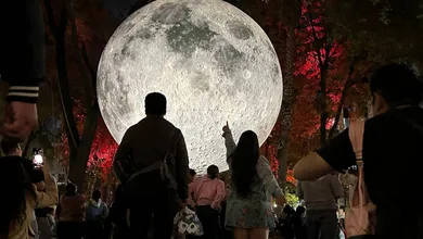 La instalación de la Luna gigante en Paseo de la Reforma amplía su exhibición en la Ciudad de México. 📸: Webcams de México