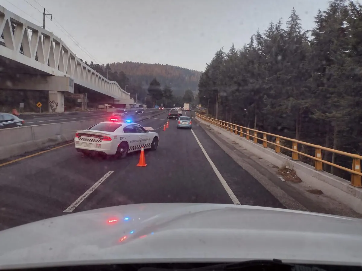 Fuerte movilización en la México-Toluca por persona sin vida; tráfico intenso hacia la capital mexiquense