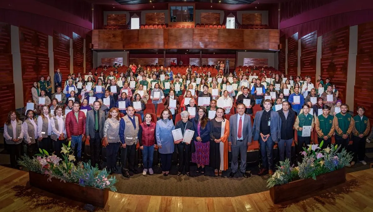 Estudiantes de la UAEMéx ayudan a 74 adultos de Atlacomulco a alfabetizarse y concluir sus estudios