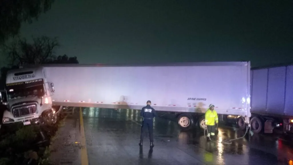 Tráiler volcado paraliza la Autopista México-Querétaro a la altura de Coyotepec