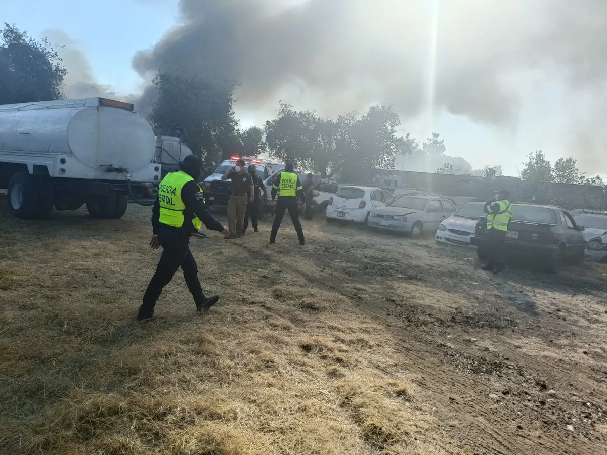 Amecameca: Elementos de Seguridad controlan incendio en depósito de automóviles