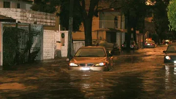 Lluvia intensa sorprende a Tlalnepantla y Atizapán, calles quedan bajo el agua.