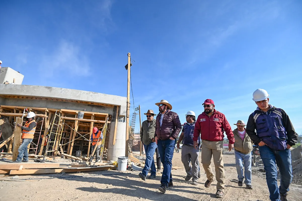 Entre las obras supervisadas se encuentra la construcción de un teatro al aire libre en Tepetlaoxtoc.