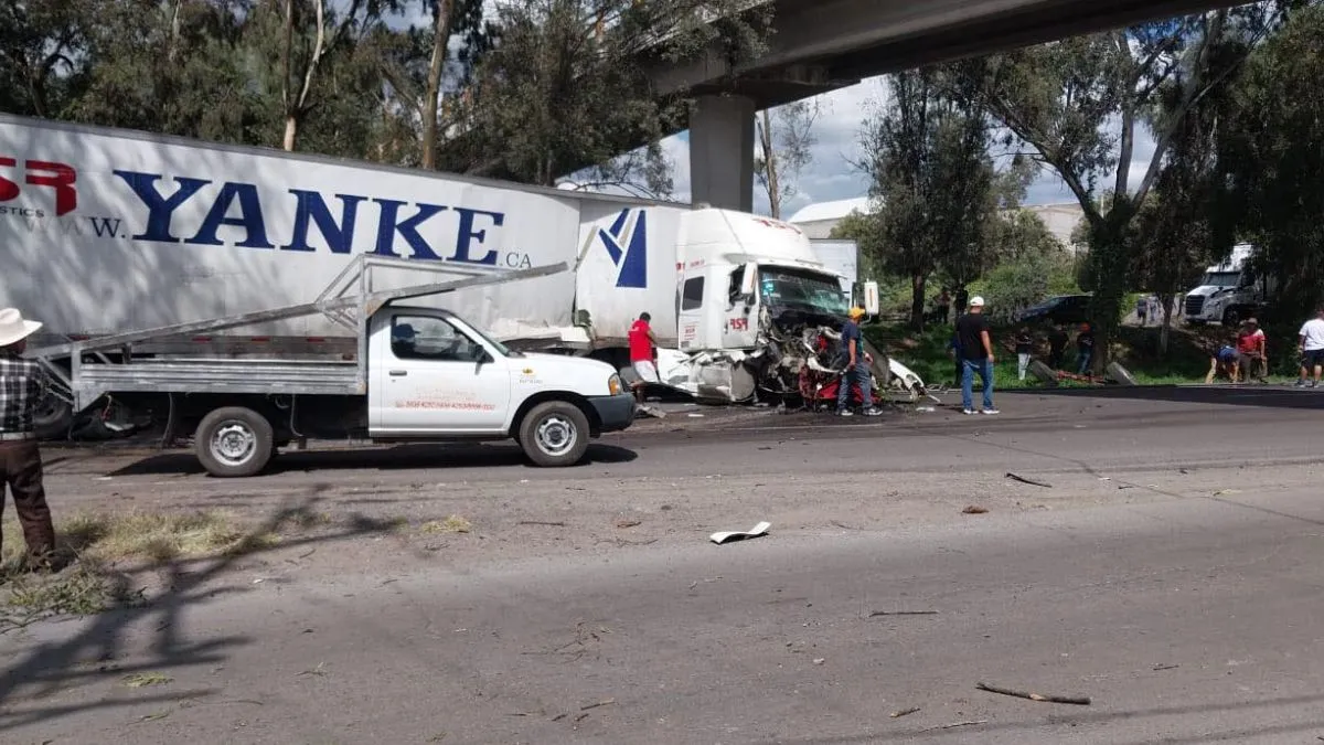 Tráiler se accidenta y provoca caos en la Texcoco-Lechería