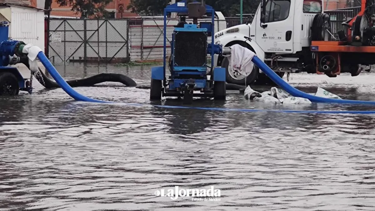 Ante los escurrimientos de la Presa Ángulo en Cuautitlán Izcalli siguen instalando costaleras en las calles