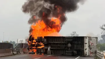 Tráiler se incendia en Tultepec provoca tráfico en el Circuito Exterior Mexiquense