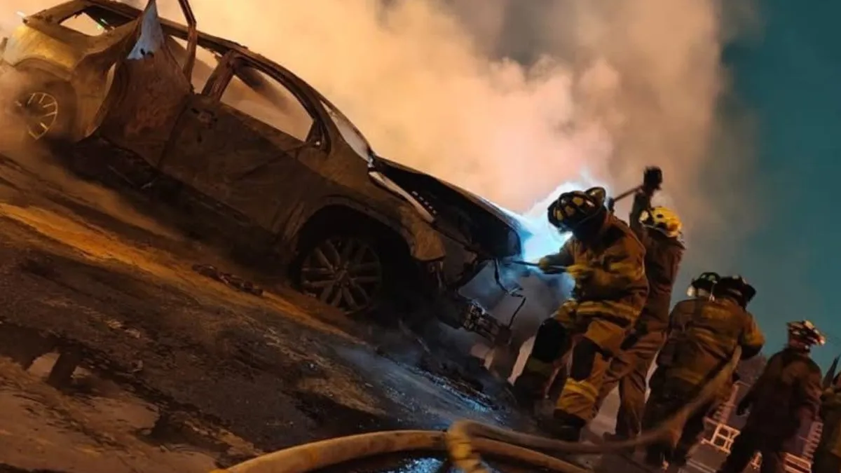 Mujer evade caseta en Ecatepec y su camioneta termina incendiada