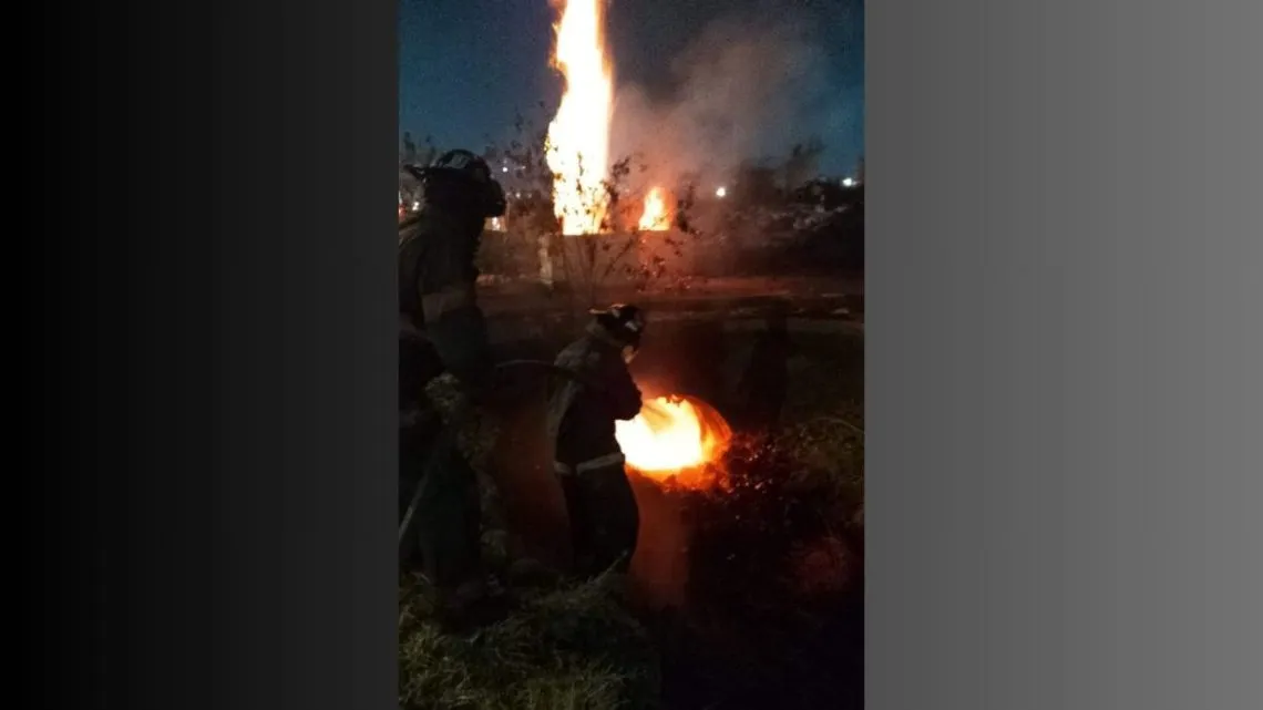 Bomberos de Ecatepec y otras corporaciones se mantienen atendiendo incendios en 4 lumbreras