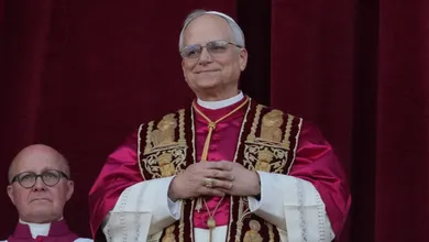 Robert Prevost dirige las primeras palabras al mundo entero como León XIV, el nuevo Papa.