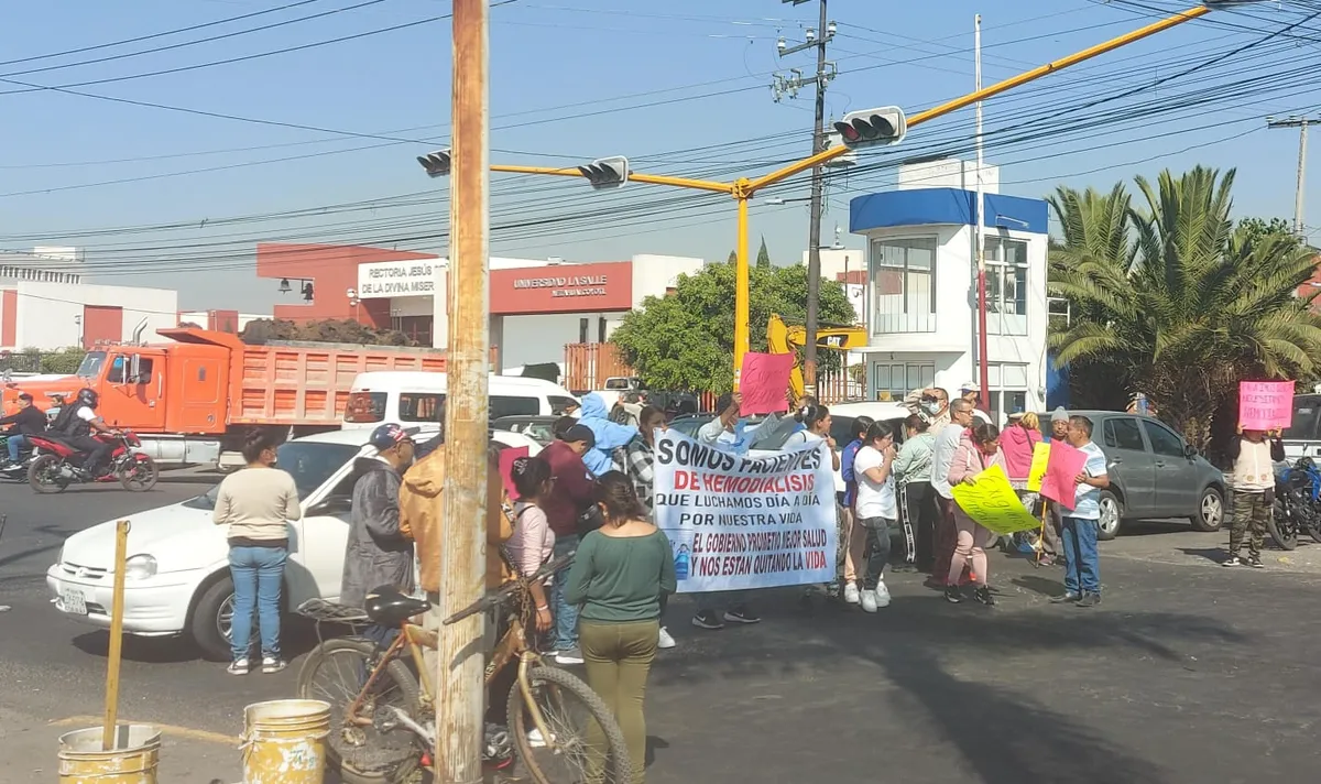 Bloqueo en el Bordo de Xochiaca por inconformidad de pacientes del Hospital Gustavo Baz en Neza