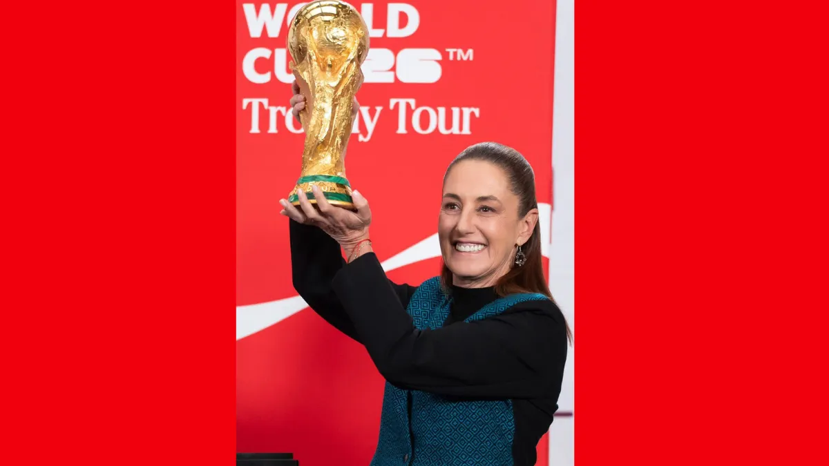 Claudia Sheinbaum y Bebeto levantan la copa del Mundial de Futbol 2026 en Palacio Nacional.