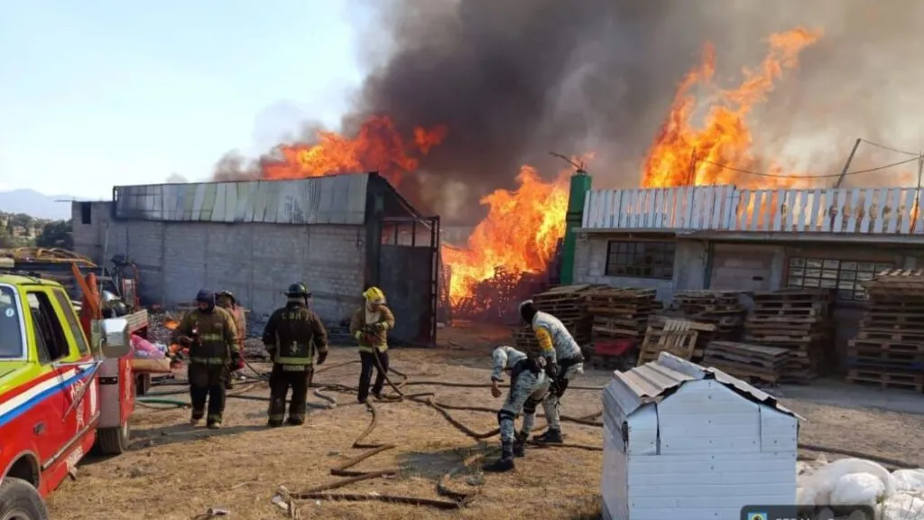Incendio consume tarimera cerca de la autopista México–Tulancingo