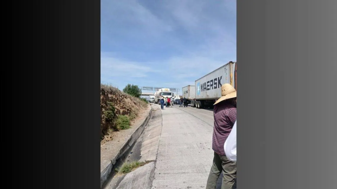 Nopaltepec: Ejidatarios bloquean Arco Norte por falta de pago