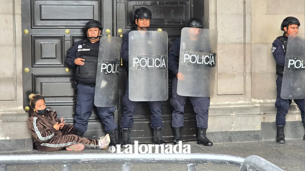 Colectivo de Holy Yash se manifiesta en Palacio de Gobierno