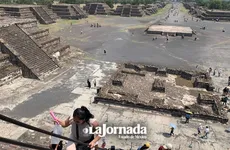 Turistas vuelven a subir la Pirámide de la Luna en Teotihuacán