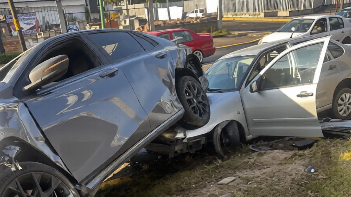 Joven provoca accidente en Metepec tras salir de la prepa