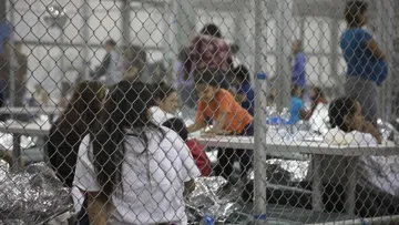 Miles de niños migrantes permanecen detenidos en centros migratorios de Estados Unidos bajo la política de Donald Trump.