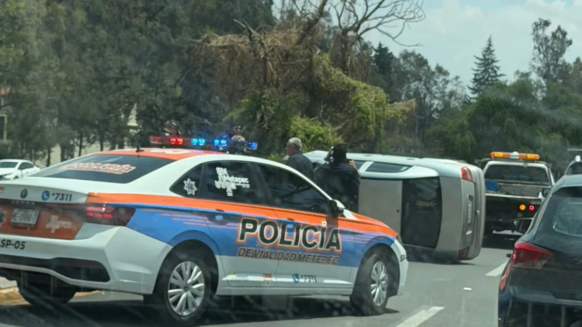 Vuelca auto en el Puente de Metepec rumbo a Tenango