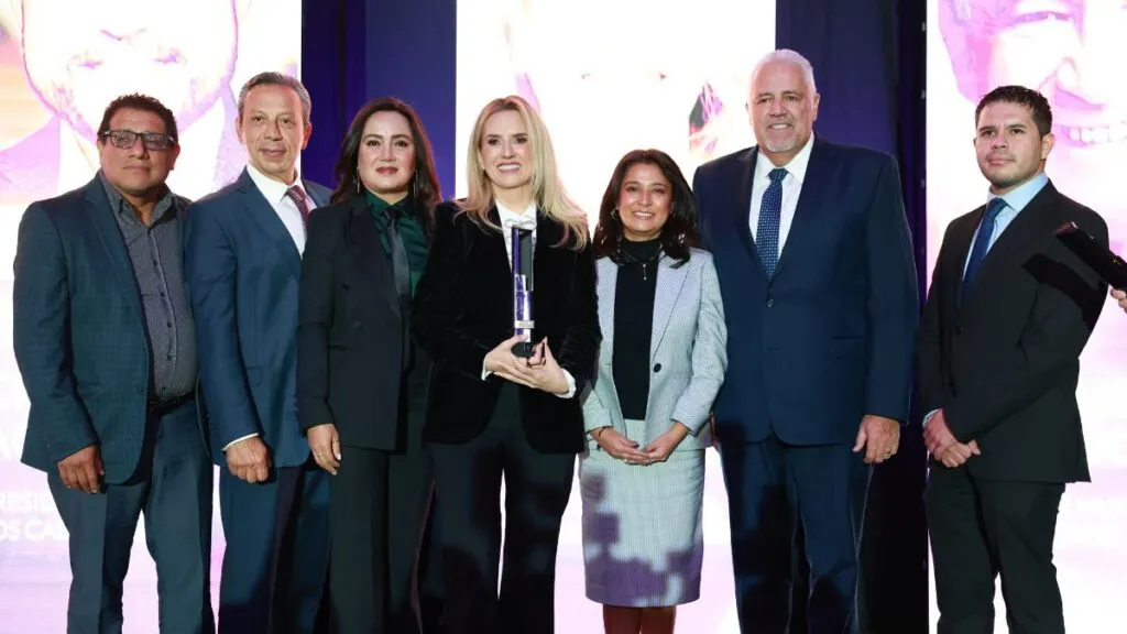 Romina Contreras recibe Distintivo Lidera por Sistema Municipal de Emergencias 24/7 y Centro de Justicia Cívica