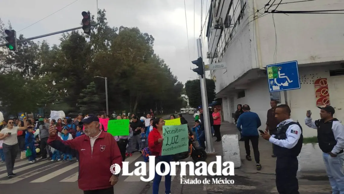 Con bloqueo exigen luz eléctrica para escuela en Neza