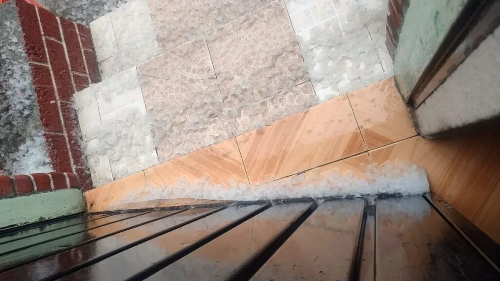 Automovilistas reportan lluvia con granizo en el Valle de México