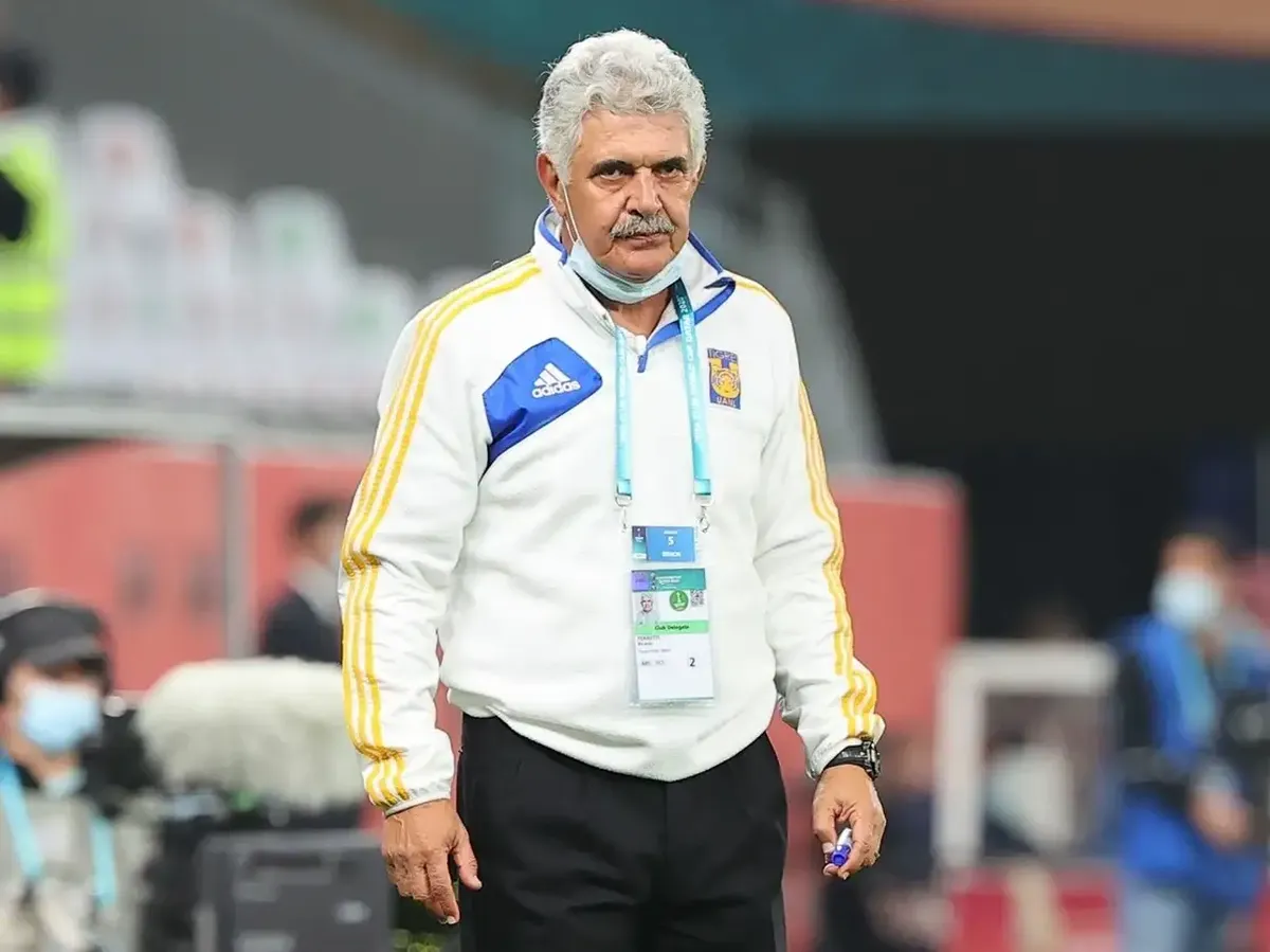 Nada más alejado de la realidad, ya que el Tuca apenas dirigió 14 partidos de Liga y, tras el fracaso en la Leagues Cup, se tomó la decisión de cesarlo, por lo que luego de 30 años dirigiendo de manera seguida, el brasileño volvió a la inactividad. Foto: La Jornada