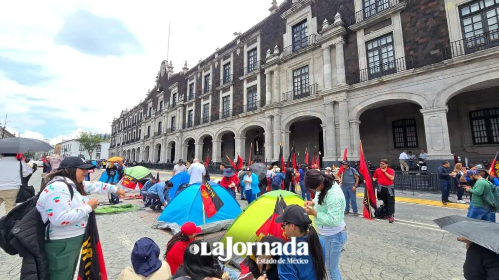 Maestros de Neza se manifiestan en Toluca