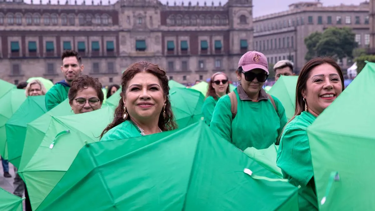 CDMX: Despliegan la bandera LGBTIQ+ más grande del mundo en el Zócalo 