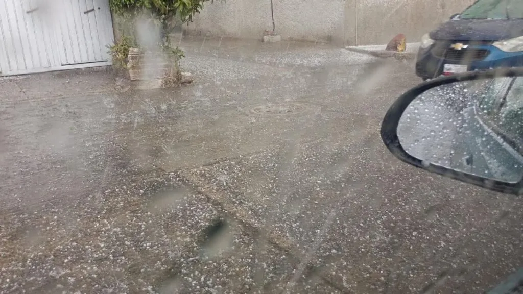 Automovilistas reportan lluvia con granizo en el Valle de México