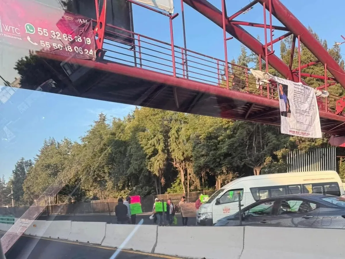Bloquean el Periférico Norte a la altura del Naucalli en protesta por la desaparición de Isaac Ortiz